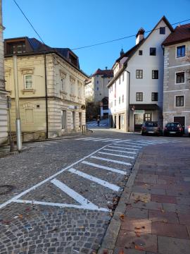 Šrafura na koncu parkirnega območja pri čipkarski šoli